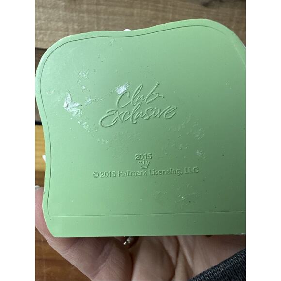 Hallmark 2015 Christmas Window Ornament Tammy’s Tune Shop - Picture 5 of 6